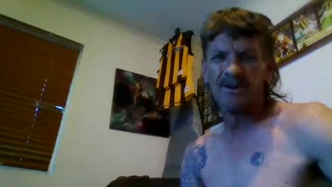 Snapshot of niceozziecockxxx chatting on 01/15/25, 09:41 Sexiishaine online show from 01/15/25, 09:41