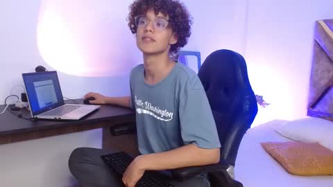 Snapshot of nickolas_moon chatting on 02/14/25, 12:19 Nickolas Muoz online show from 02/14/25, 12:19