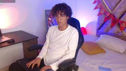 Snapshot of nickolas_moon chatting on 02/17/25, 02:59 Nickolas Muoz online show from 02/17/25, 02:59