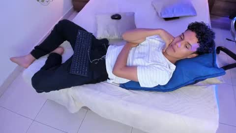 Snapshot of nickolas_moon chatting on 10/15/25, 08:42 Nickolas Muoz online show from 10/15/25, 08:42