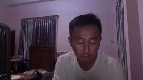 Snapshot of nickyang75 chatting on 12/23/24, 10:33 nickyang75 online show from 12/23/24, 10:33