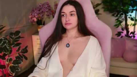 Nicole Online at about after 1000  6  UK time or 900  - 500  UK time it approximate time interval online show from 10/09/25, 06:22