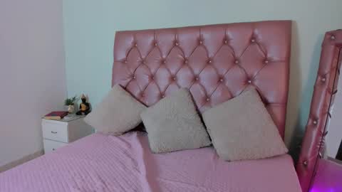 Snapshot of nicol_rosee chatting on 11/26/25, 01:06 SOFIA online show from 11/26/25, 01:06