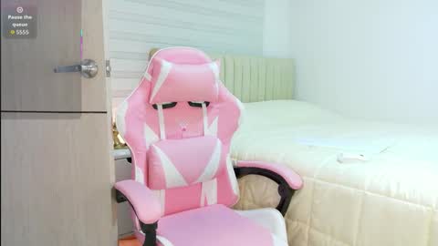 Snapshot of nicolblossom_ chatting on 10/06/25, 04:04 Nicol online show from 10/06/25, 04:04