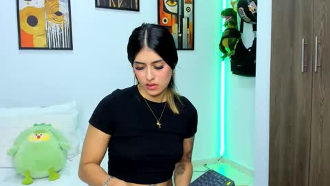 Snapshot of nicole_duran3095 chatting on 01/21/25, 05:16 Nick online show from 01/21/25, 05:16