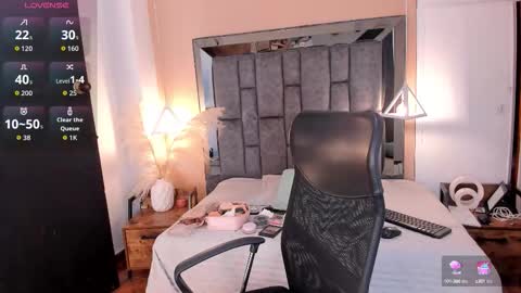 Snapshot of nicole_whitee chatting on 09/26/25, 07:29 N A T A L I A online show from 09/26/25, 07:29