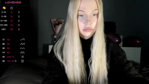 Snapshot of nicole_yo chatting on 01/19/25, 08:19 Mary online show from 01/19/25, 08:19