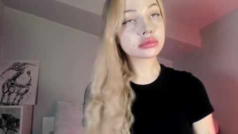 Snapshot of nicole_yo chatting on 02/15/25, 07:27 Mary online show from 02/15/25, 07:27
