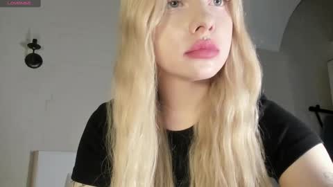 Snapshot of nicole_yo chatting on 03/11/25, 12:33 Mary online show from 03/11/25, 12:33