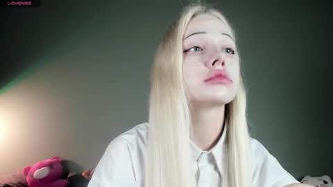 Snapshot of nicole_yo chatting on 09/21/25, 02:35 Mary online show from 09/21/25, 02:35