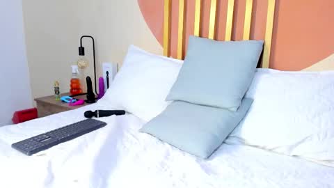 N i c o l e  online show from 10/14/25, 07:47