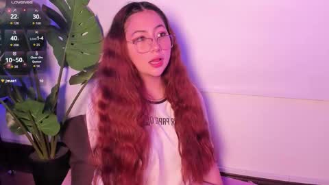 Snapshot of nicolle_evanss_ chatting on 11/15/25, 06:33 nicolle_evanss_ online show from 11/15/25, 06:33