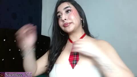 Snapshot of nicolle_sabinas chatting on 10/21/25, 04:30 Nicolle online show from 10/21/25, 04:30