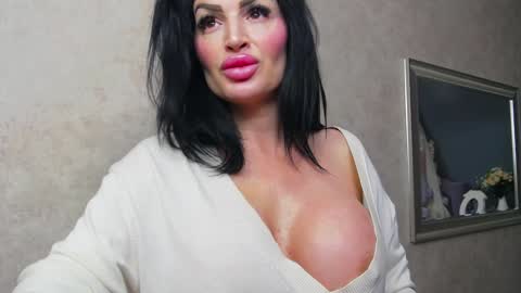 Snapshot of nicollereyn chatting on 01/23/25, 11:05 Nicolle online show from 01/23/25, 11:05