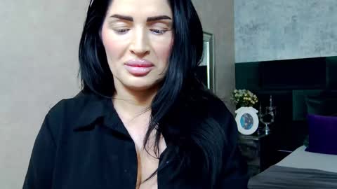 Snapshot of nicollereyn chatting on 09/13/25, 05:57 Nicolle online show from 09/13/25, 05:57