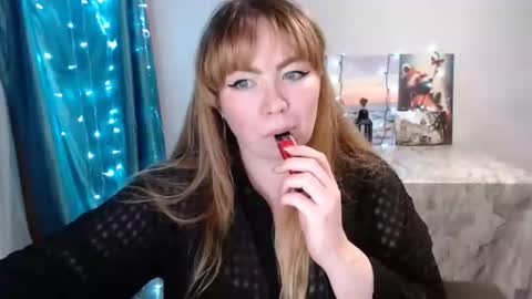 Snapshot of nightlaura chatting on 01/15/25, 04:47 nightlaura online show from 01/15/25, 04:47