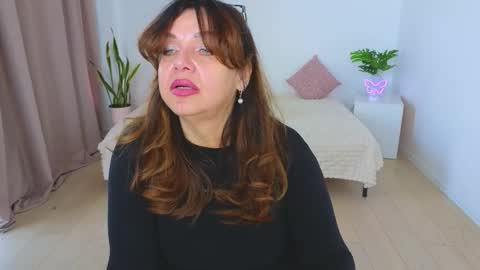 Nika light online show from 11/17/25, 11:16