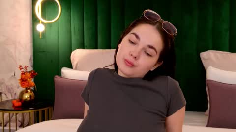 Snapshot of nikaflowers chatting on 10/08/25, 02:53 Nika online show from 10/08/25, 02:53