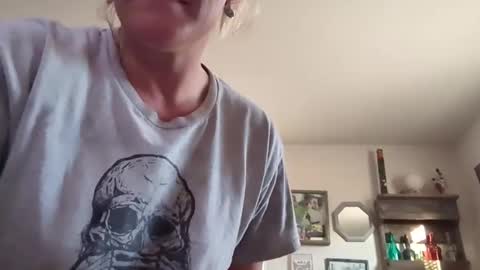 Snapshot of nikki32313 chatting on 09/28/25, 10:04 nikki32313 online show from 09/28/25, 10:04