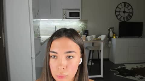 Snapshot of nilliluv chatting on 10/28/25, 07:16 Bella online show from 10/28/25, 07:16