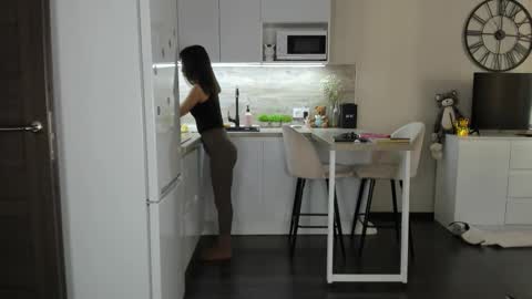 Snapshot of nilliluv chatting on 11/15/25, 09:06 Bella online show from 11/15/25, 09:06