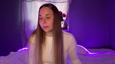 ninaglow_ online show from 09/24/25, 01:47