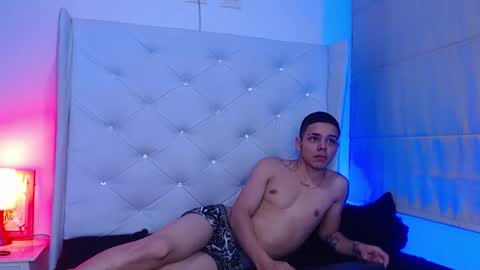 Snapshot of noah_and_kim69 chatting on 11/23/25, 04:56 Zoe online show from 11/23/25, 04:56