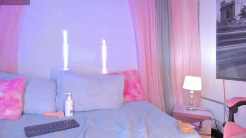 Snapshot of noah_beck42 chatting on 02/04/25, 01:02 Sara online show from 02/04/25, 01:02