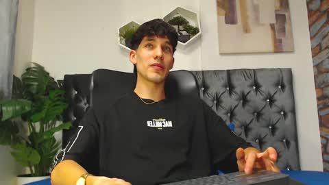 Snapshot of noah_brigth chatting on 12/13/24, 12:42 Noah Brigth online show from 12/13/24, 12:42