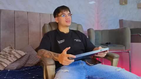 Snapshot of noah_coleman__ chatting on 02/09/25, 10:21 NOAH online show from 02/09/25, 10:21