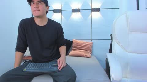 Noah Ferrary online show from 11/08/25, 07:01