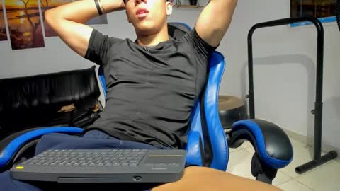 noah_flynn1 online show from 11/21/25, 06:45