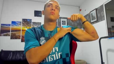 noah_flynn1 online show from 11/22/25, 06:34