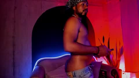 Snapshot of noah_jones__ chatting on 12/12/24, 08:25 Noah online show from 12/12/24, 08:25