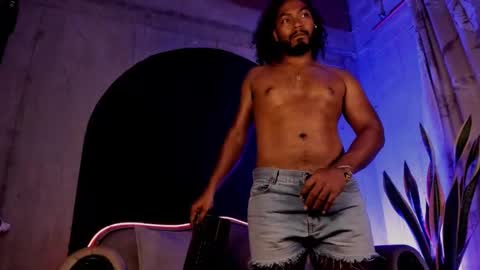 Snapshot of noah_jones__ chatting on 02/18/25, 01:10 Noah online show from 02/18/25, 01:10