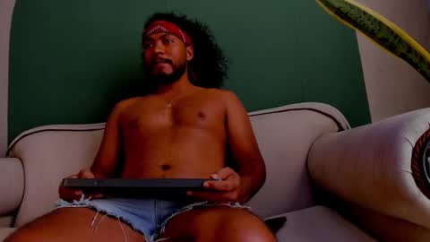 Snapshot of noah_jones__ chatting on 03/08/25, 07:20 Noah online show from 03/08/25, 07:20