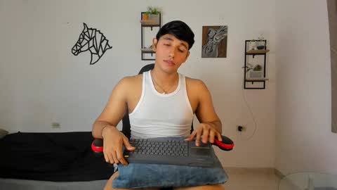 Snapshot of noah_katz chatting on 10/17/25, 02:48 Noah online show from 10/17/25, 02:48