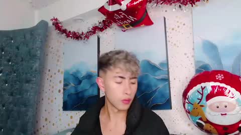 Snapshot of noah_xitruxx chatting on 12/23/24, 12:19 Noah online show from 12/23/24, 12:19