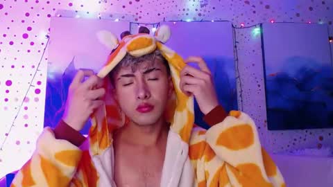 Snapshot of noah_xitruxx chatting on 01/23/25, 04:04 Noah online show from 01/23/25, 04:04