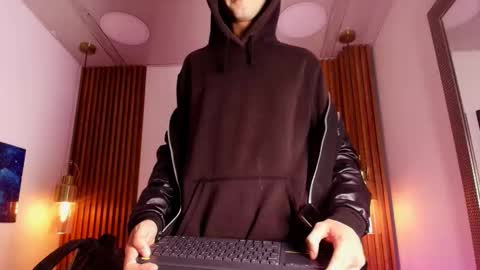 Snapshot of noah_xitruxx chatting on 09/19/25, 12:39 Noah online show from 09/19/25, 12:39