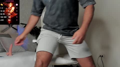 Snapshot of noahcrux chatting on 01/07/25, 12:31 Noah online show from 01/07/25, 12:31