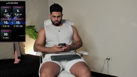 Snapshot of noahcrux chatting on 02/06/25, 01:54 Noah online show from 02/06/25, 01:54