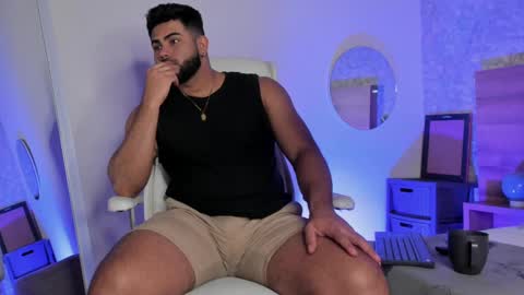 Snapshot of noahcrux chatting on 03/08/25, 01:25 Noah online show from 03/08/25, 01:25