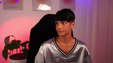 Snapshot of noahh_th03 chatting on 02/19/25, 01:06 Noah online show from 02/19/25, 01:06