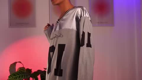 Snapshot of noahh_th03 chatting on 02/19/25, 04:11 Noah online show from 02/19/25, 04:11