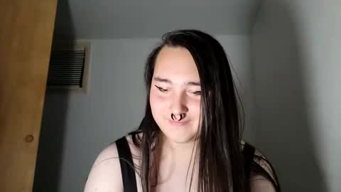 Snapshot of nonbinarybeauty20 chatting on 10/27/25, 03:43 nonbinarybeauty20 online show from 10/27/25, 03:43