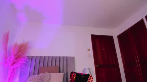 Snapshot of nora_dasilva chatting on 01/16/25, 06:35 Nora Da Silva online show from 01/16/25, 06:35