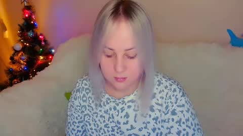 Snapshot of not_nakedcat chatting on 12/19/24, 02:35 hi glad to chat online show from 12/19/24, 02:35