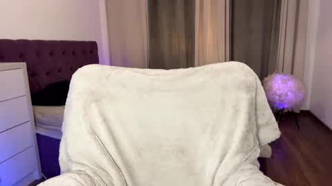 Snapshot of notamericanpie23 chatting on 11/18/25, 08:24 Tina online show from 11/18/25, 08:24