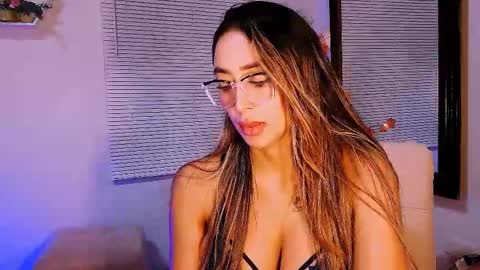 Nycole online show from 11/09/25, 01:59